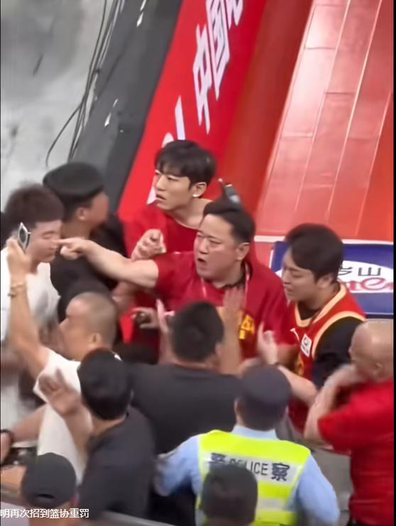 罗马诺：纽卡接近签下阿贾克斯18岁中场斯图尔，总价超2500万欧
