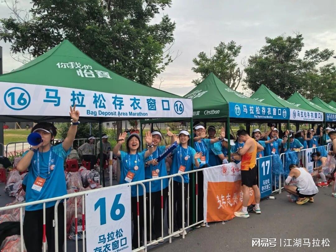 在完成湖人试训后还要去3支球队试训，他总共要试训14支球队？